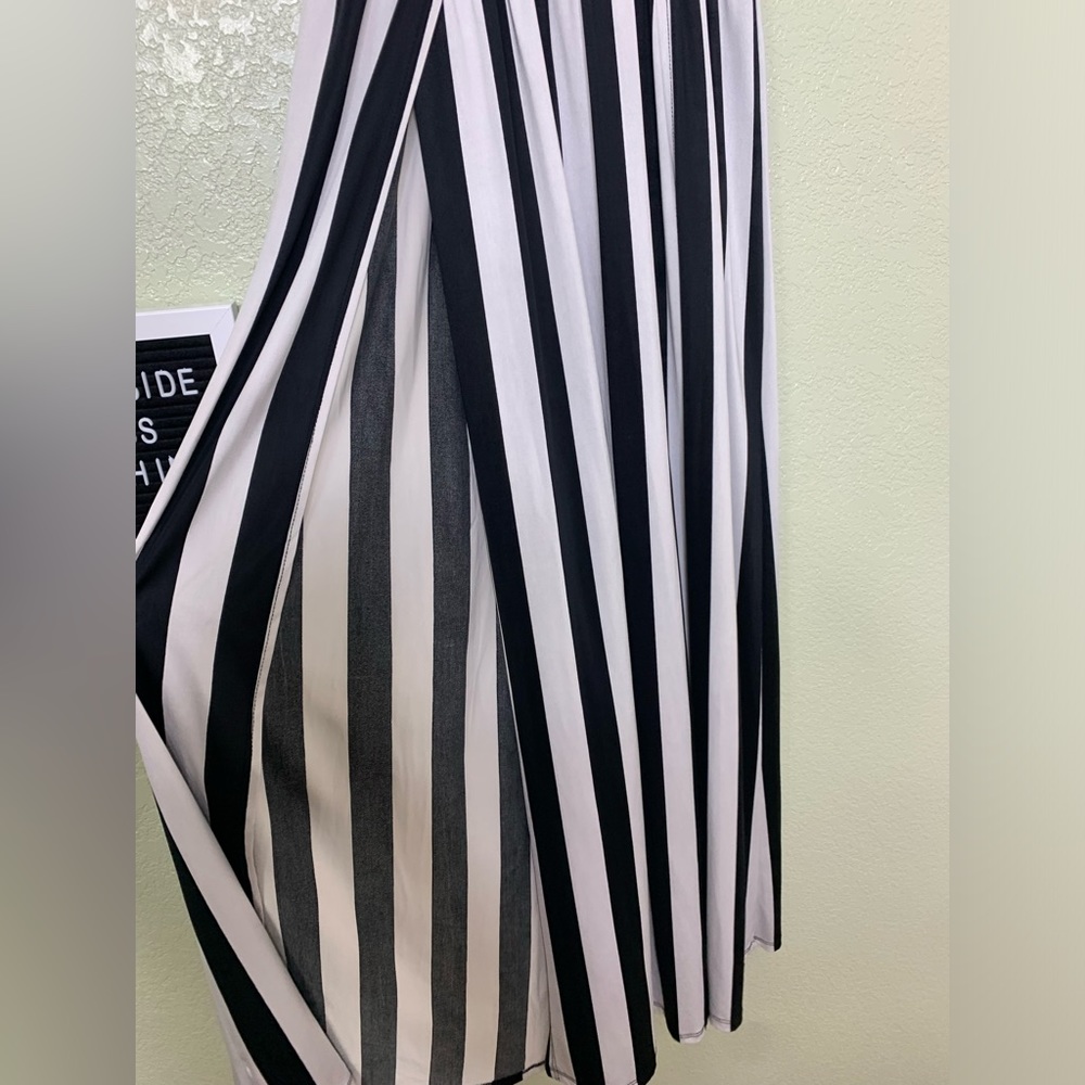 Best Cody Black and White Stripped Stretchy Maxi Skirt W/ Slits Size Medium - Picture 2 of 9
